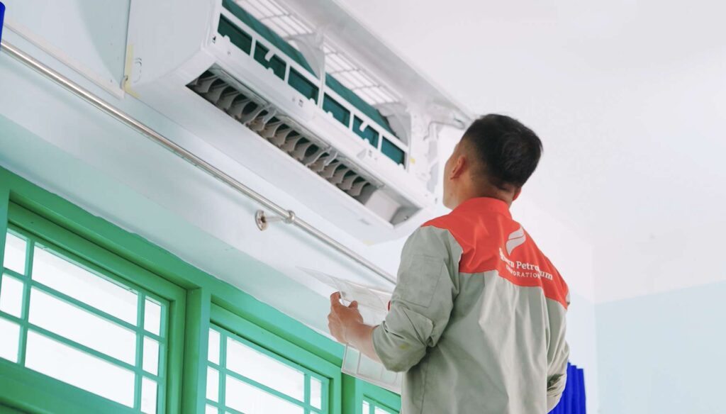 Kỹ thuật G24H lắp đặt máy lạnh cho lớp