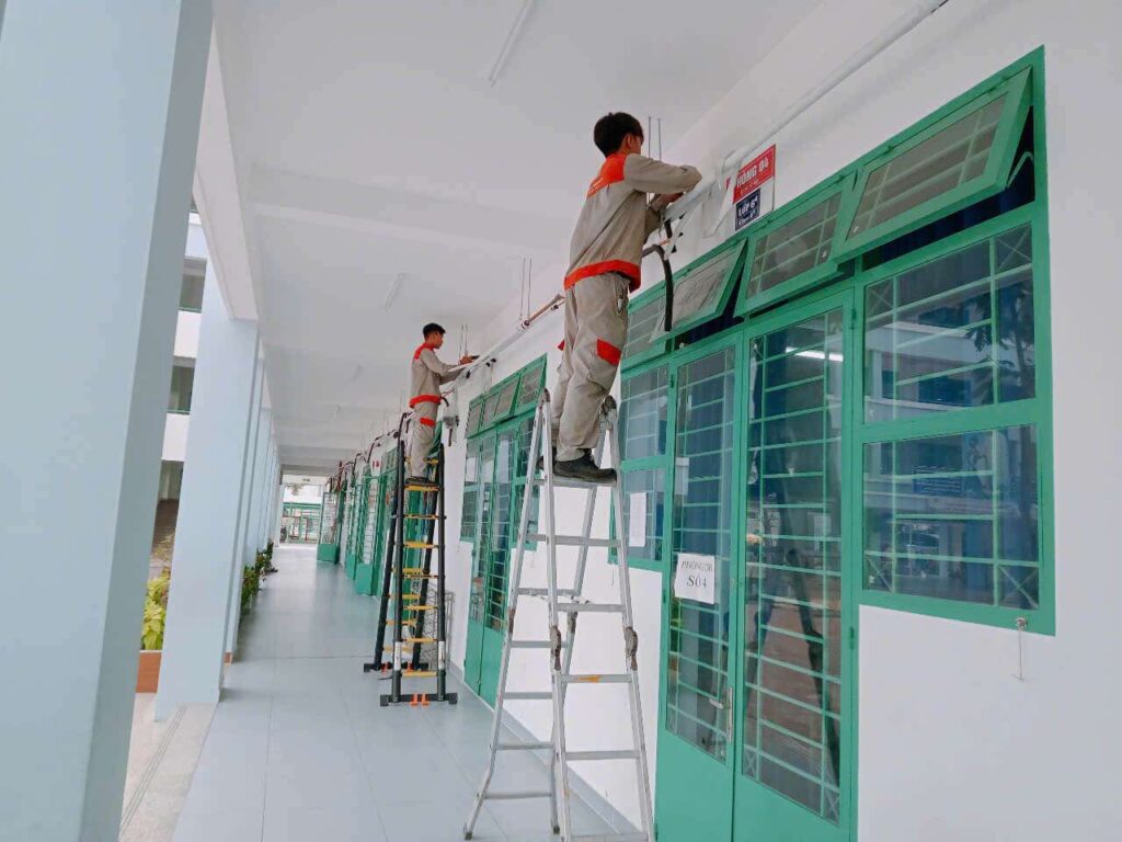 Lắp đặt đường ống máy lạnh cho các lớp học