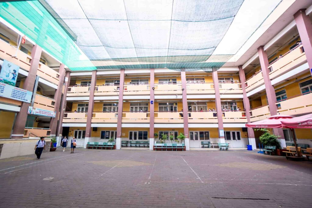 khuôn viên trường